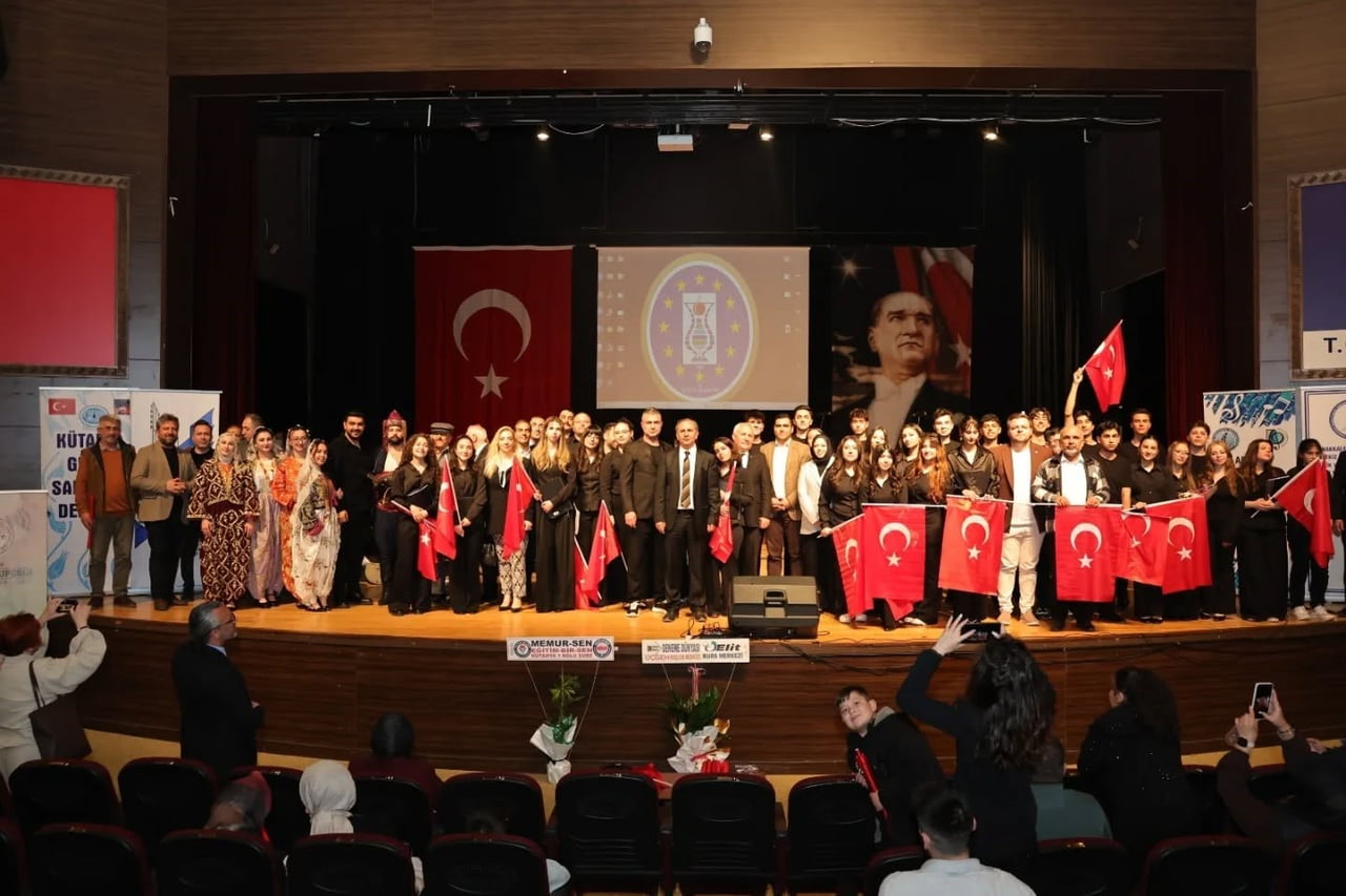 KÜTAHYA'DA "TÜRKÜLERİMİZDE DEĞERLER" KONSERİ SANATSEVERLERDEN TAM NOT ALDI