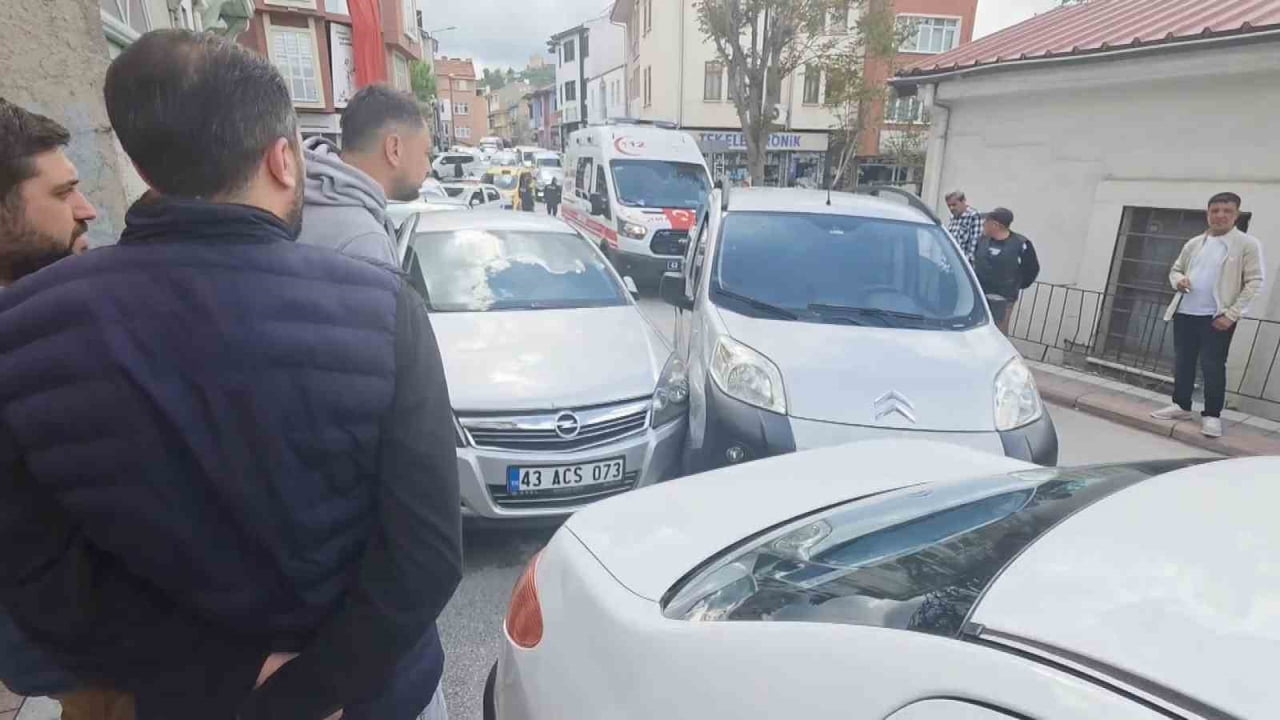 KÜTAHYA'DA SÜRÜCÜSÜ DİREKSİYON BAŞINDA RAHATSIZLANINCA KONTROLDEN ÇIKAN HAFİF TİCARİ ARAÇ, BAŞKA...