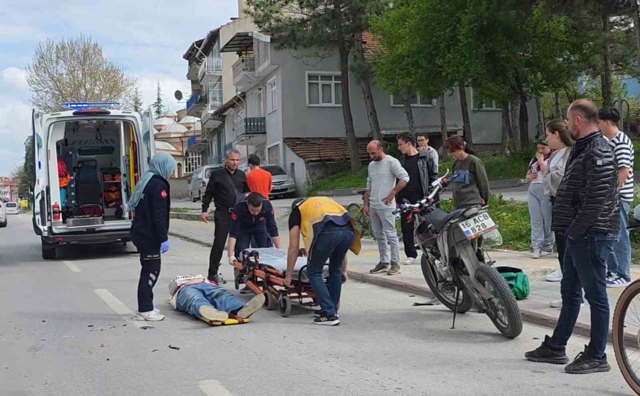 KÜTAHYA'DA YAYAYA YOL VERMEK İSTEYEN OTOMOBİLE MOTOSİKLET ÇARPTI: 1 YARALI