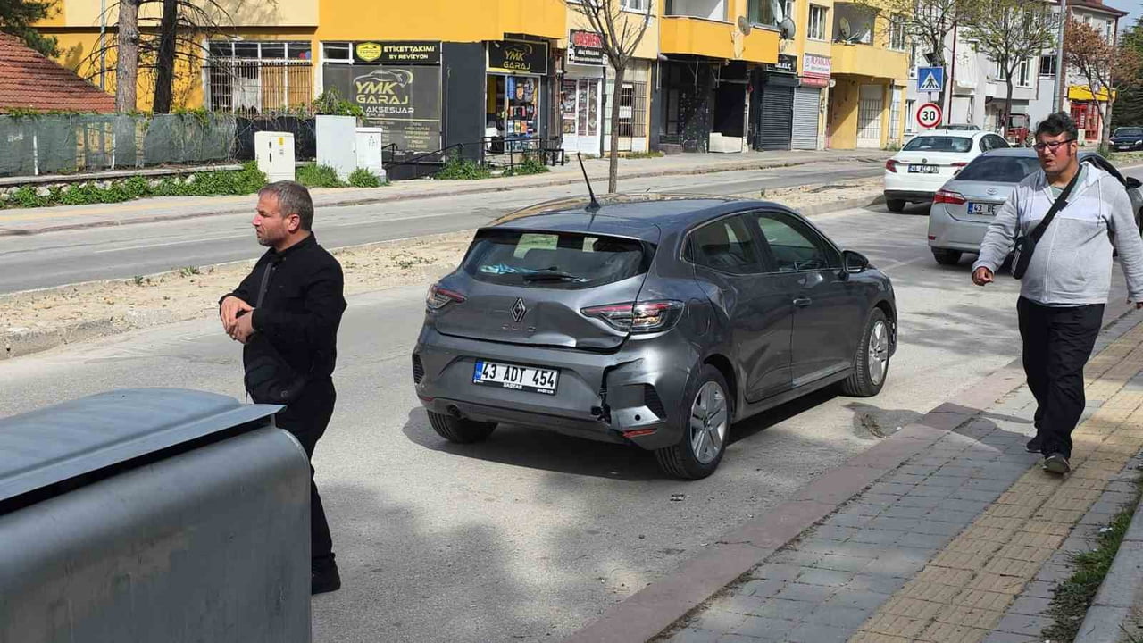 KÜTAHYA'DA YAYAYA YOL VERMEK İSTEYEN OTOMOBİLE MOTOSİKLET ÇARPTI: 1 YARALI