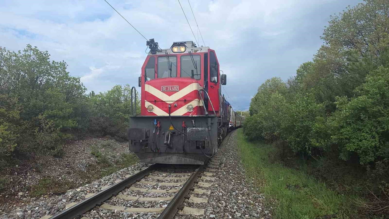 KÜTAHYA'DA YOLCU TRENİ İLE KAMYONETİN HEMZEMİN GEÇİTTE ÇARPIŞMASI SONUCU MEYDANA GELEN KAZADA 4...