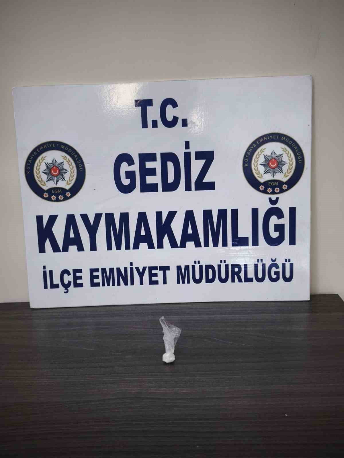 KÜTAHYA'NIN GEDİZ İLÇESİNDE POLİS EKİPLERİNCE, ÜZERİNDE UYUŞTURUCU MADDE BULUNDURDUĞU BELİRLENEN...