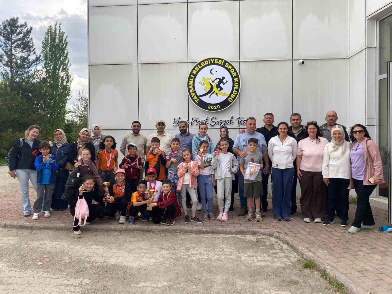 KÜTAHYA'NIN TAVŞANLI İLÇESİNDEKİ ADA MESİRE ALANI, GENÇ SPORCULARIN STRATEJİ VE HIZ MÜCADELESİNE...