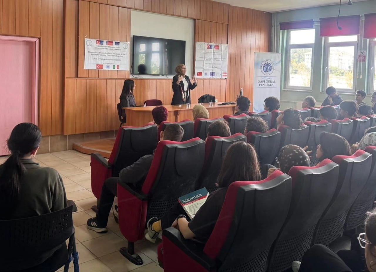 KÜTAHYA’DA FEN LİSESİ ÖĞRENCİLERİNE AVUKATLIK MESLEĞİ TANITILDI