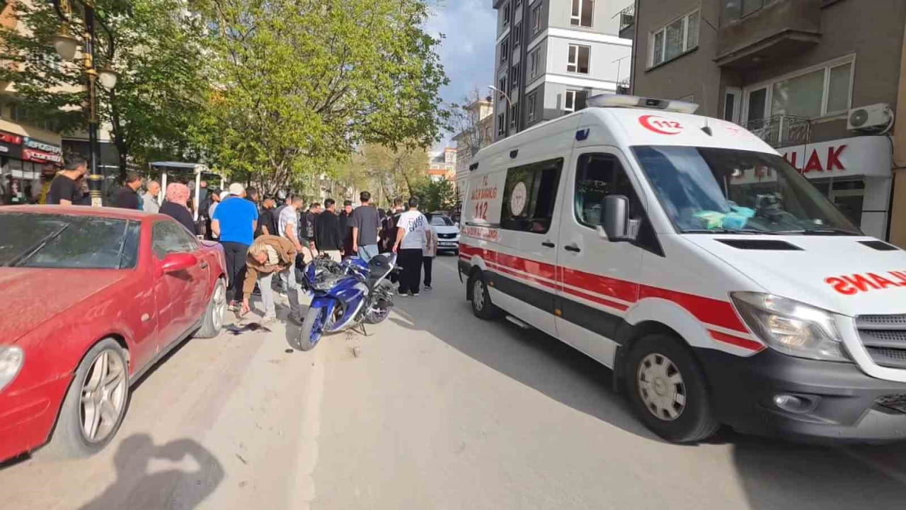 KÜTAHYA’DA MOTOSİKLET YAYAYA ÇARPTI: 2 YARALI