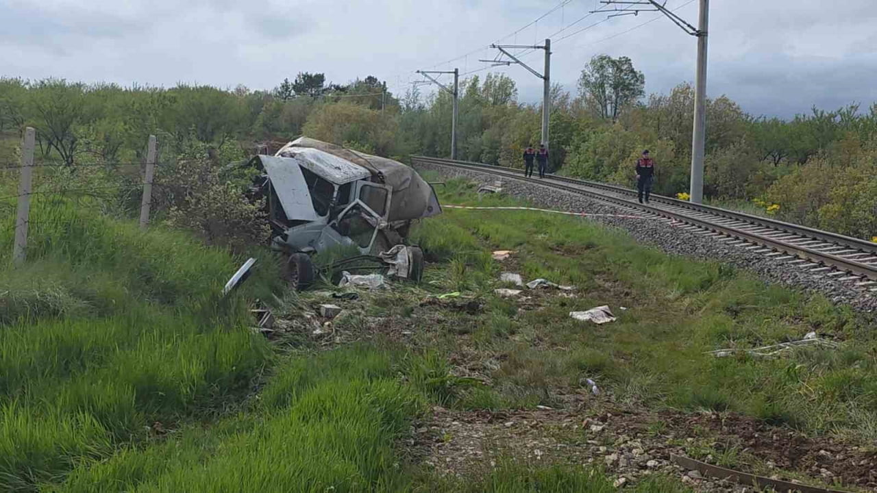 KÜTAHYA’DA YOLCU TRENİ İLE KAMYONETİN HEMZEMİN GEÇİTTE ÇARPIŞMASI SONUCU MEYDANA GELEN KAZADA AĞIR...
