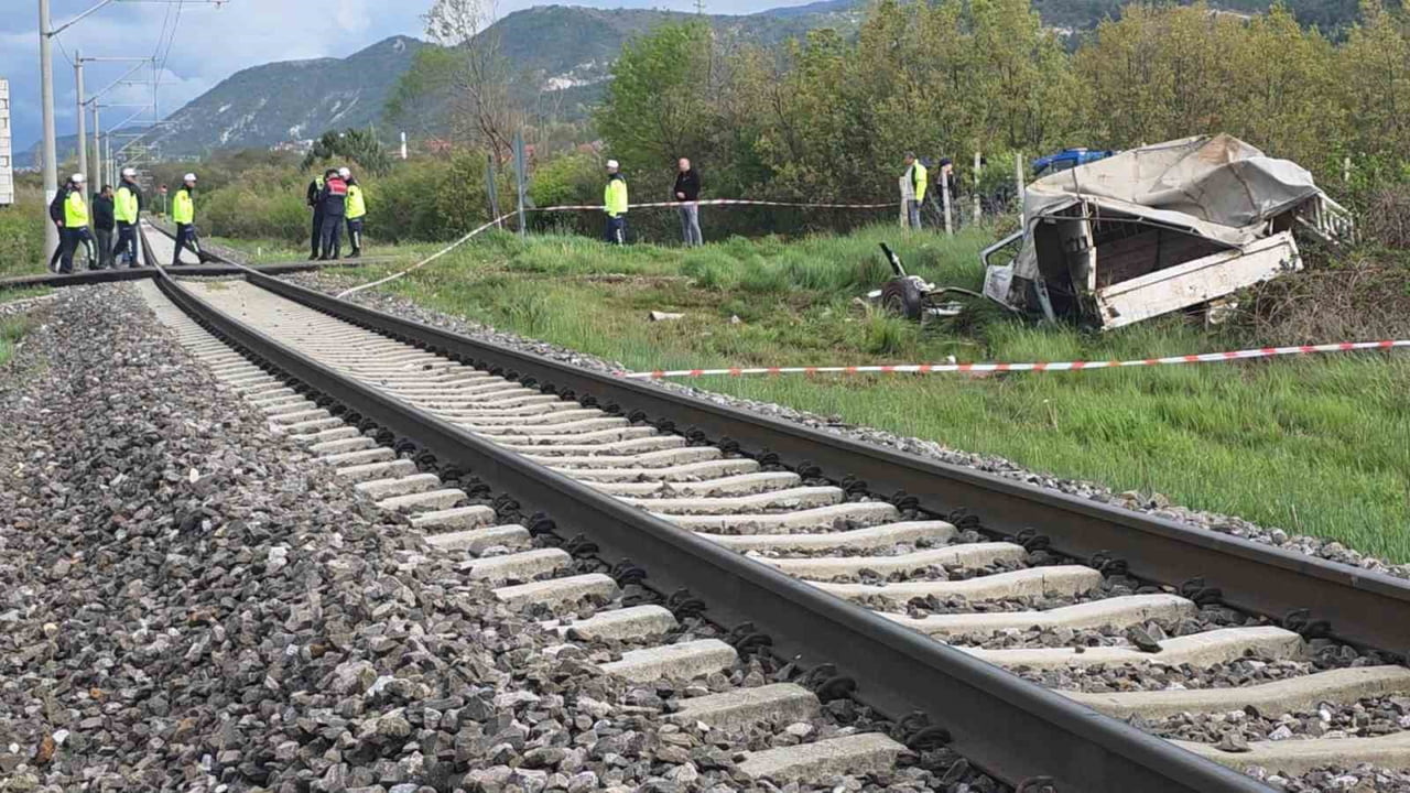 KÜTAHYA’DA YOLCU TRENİ İLE KAMYONETİN HEMZEMİN GEÇİTTE ÇARPIŞMASI SONUCU MEYDANA GELEN KAZADA AĞIR...