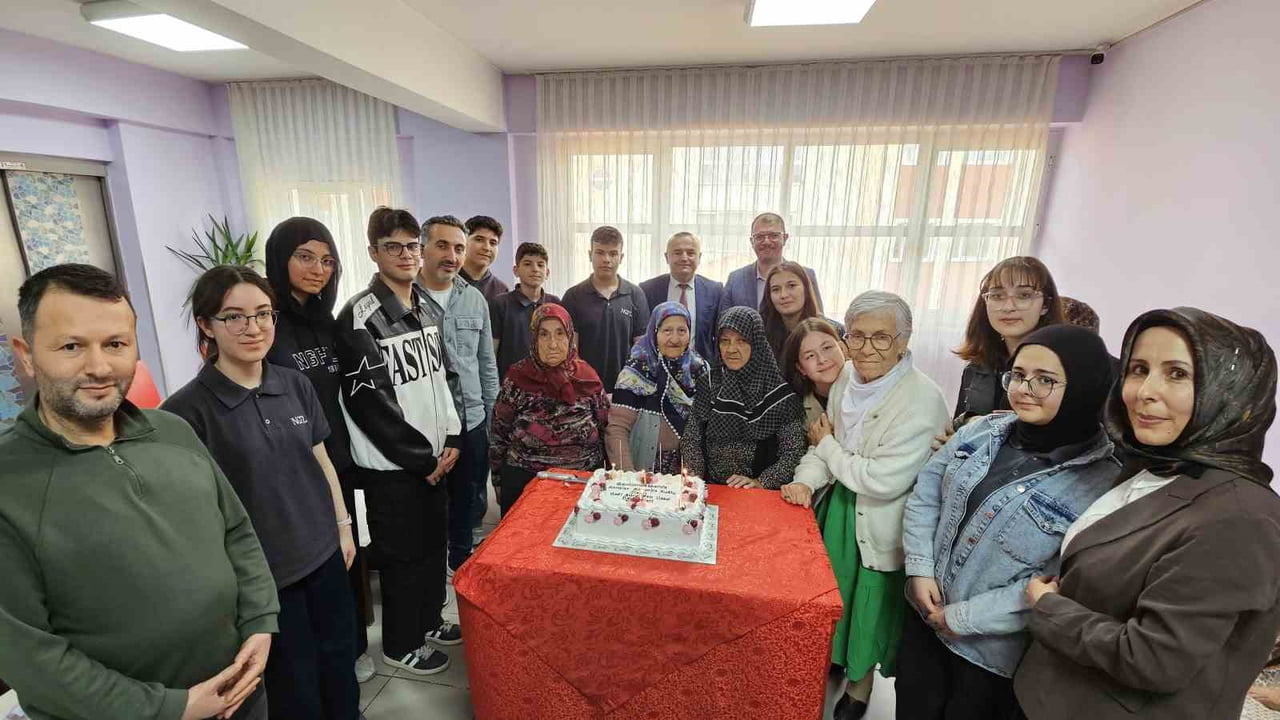 KÜTAHYA NAFİ GÜRAL FEN LİSESİ TARAFINDAN ANNELER GÜNÜ ETKİNLİKLERİ KAPSAMINDA GERÇEKLEŞTİRİLEN...
