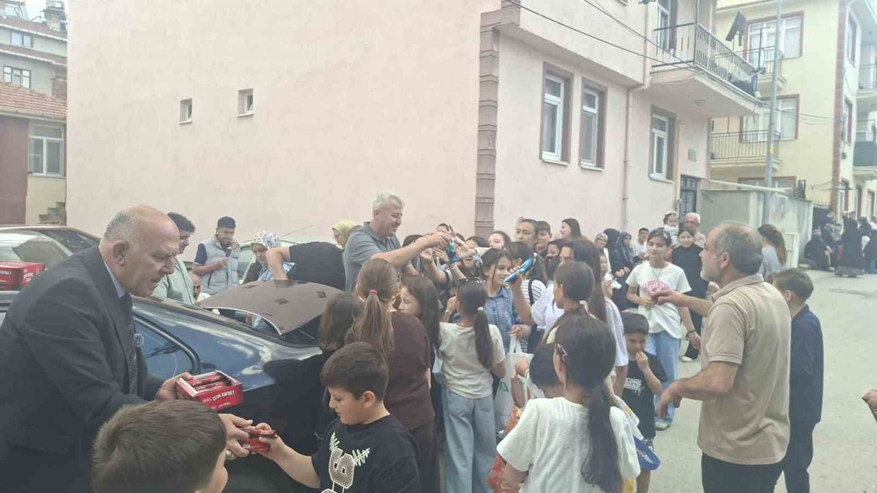 KÜTAHYA’NIN HİSARCIK İLÇESİNDE ÇOCUKLAR, RAMAZAN VE KURBAN BAYRAMI ARİFELERİNDE SÜRDÜRÜLEN ASIRLIK...