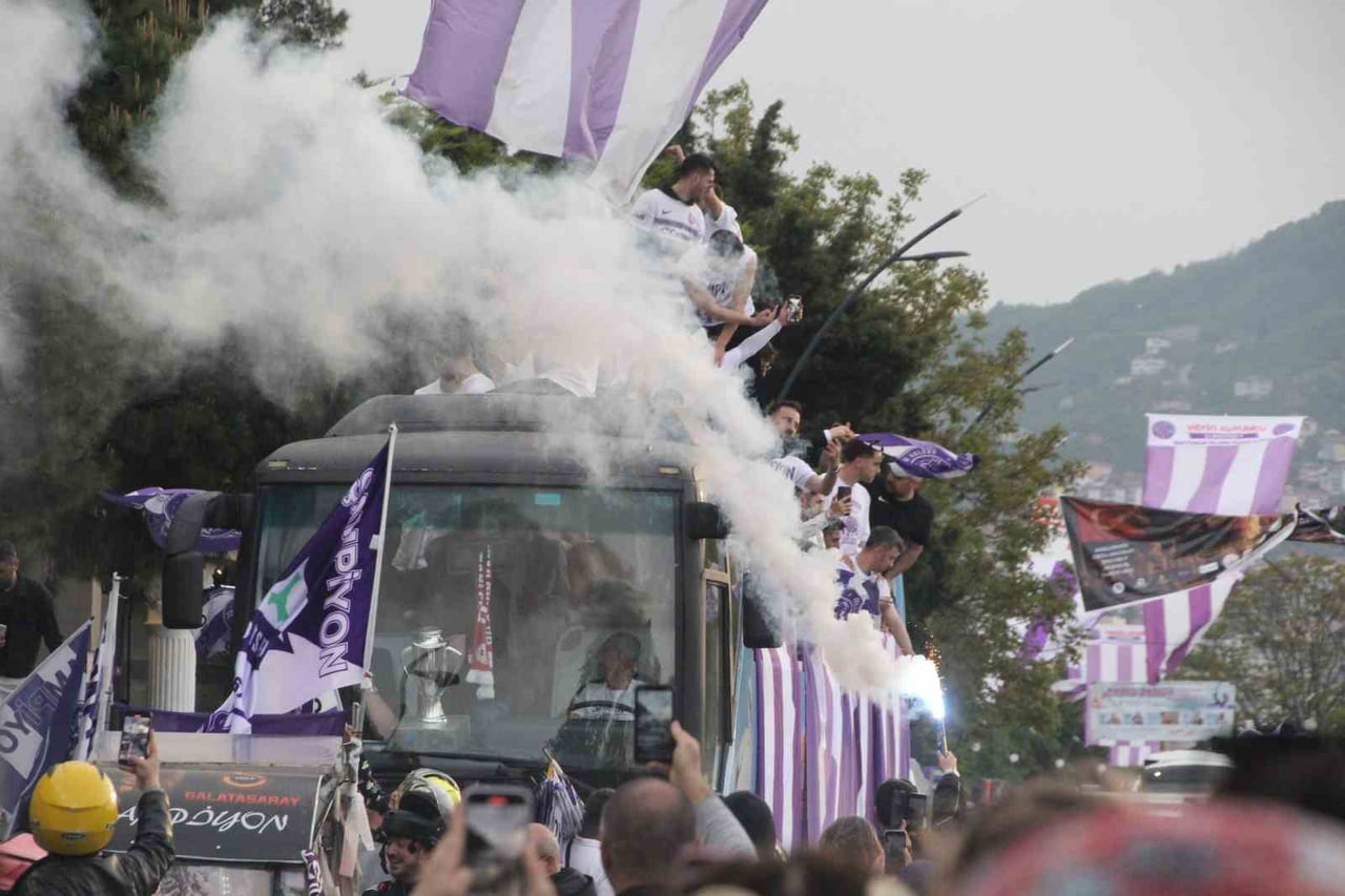 KUTLAMALAR KAPSAMINDA 52 ORDUSPORLU FUTBOLCULAR İLK OLARAK ÜSTÜ AÇIK OTOBÜSLE ALTINORDU İLÇESİNDE...