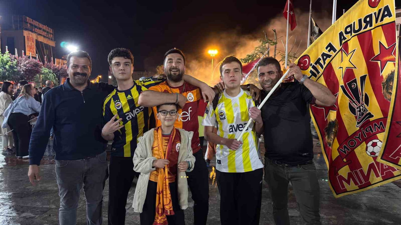KUTLAMALAR SIRASINDA BAZI FENERBAHÇE TARAFTARLARININ DA EĞLENCEYE KATILDIĞI GÖRÜLDÜ.