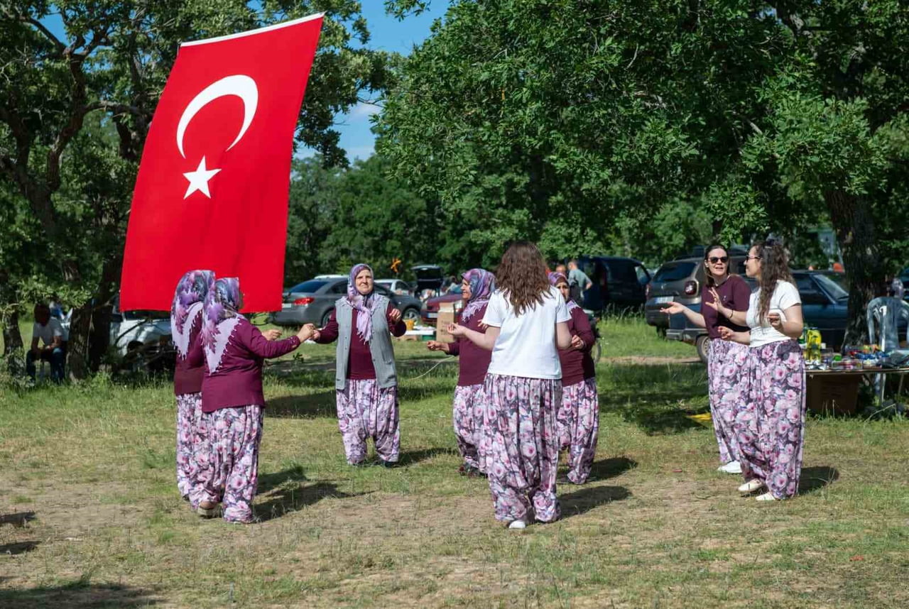 KUTLAMALARDA KADINLARIN AYNI RENK ŞALVAR GİYMESİ DİKKAT ÇEKTİ.