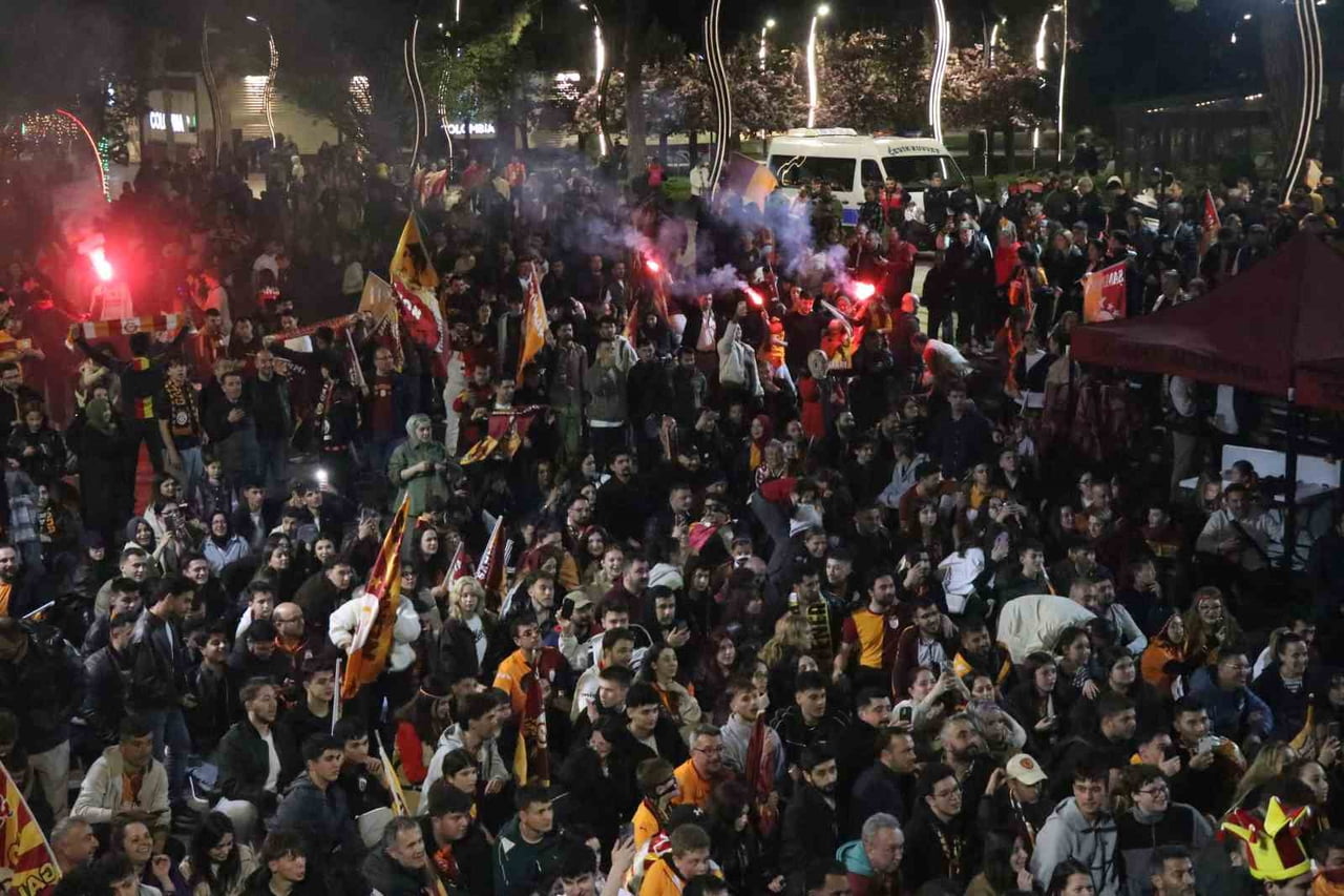 KUTLAMALARIN ASIL MERKEZ ÜSSÜ İSE VALİLİK MEYDANI OLDU. KISA SÜREDE ALANI HINCA HINÇ DOLDURAN...