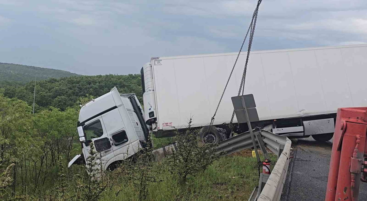 KUZEY MARMARA OTOYOLU RİVA MEVKİİNDE KONTROLDEN ÇIKAN BİR OTOMOBİLİN TIRA ÇARPMASI SONUCU MEYDANA...