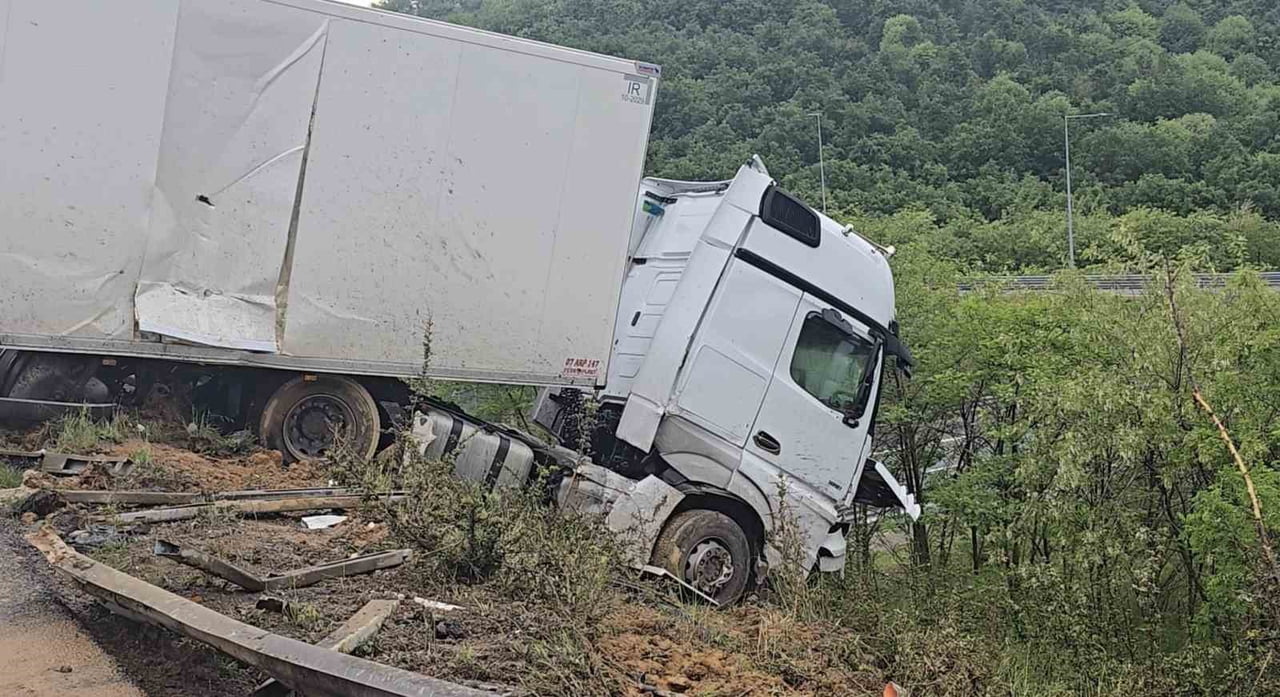 KUZEY MARMARA OTOYOLU RİVA MEVKİİNDE KONTROLDEN ÇIKAN BİR OTOMOBİLİN TIRA ÇARPMASI SONUCU MEYDANA...
