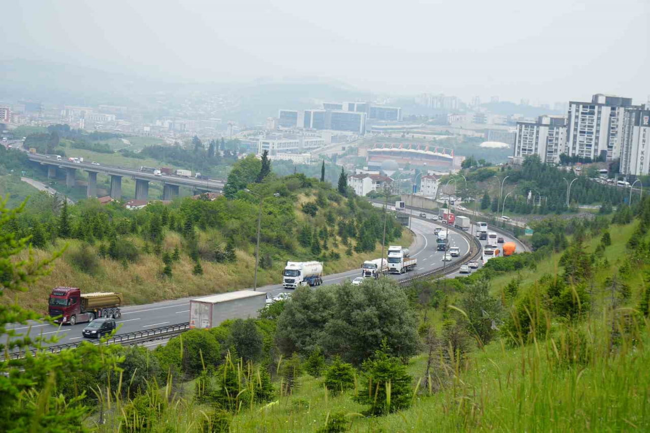 KUZEY MARMARA OTOYOLU VE TEM OTOYOLU'NUN KOCAELİ GEÇİŞİNDE HENÜZ BELİRGİN BİR TRAFİK YOĞUNLUĞU...