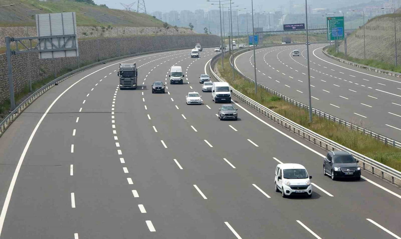 KUZEY MARMARA OTOYOLU VE TEM OTOYOLU'NUN KOCAELİ GEÇİŞİNDE HENÜZ BELİRGİN BİR TRAFİK YOĞUNLUĞU...