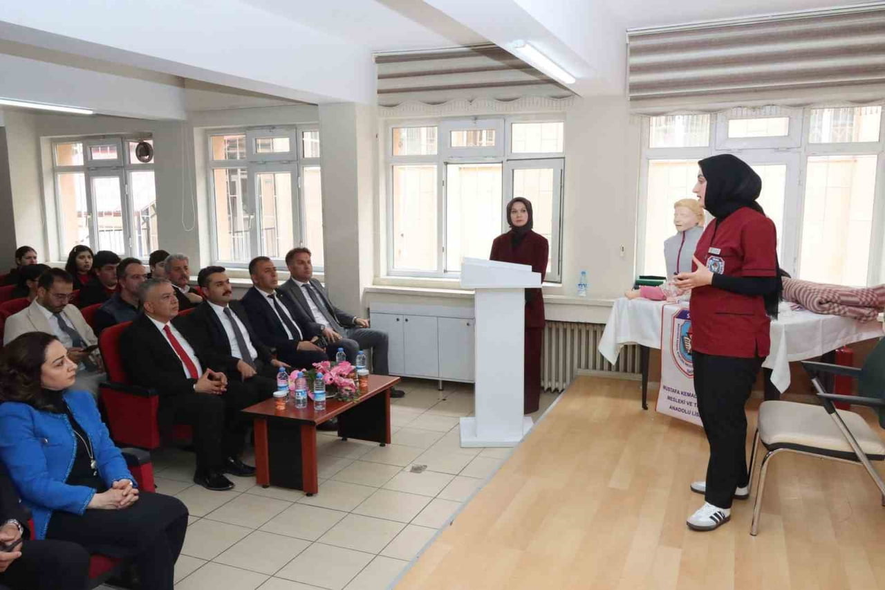LİSE ÖĞRENCİLERİNDEN AKRANLARINA İLK YARDIM EĞİTİMİ
