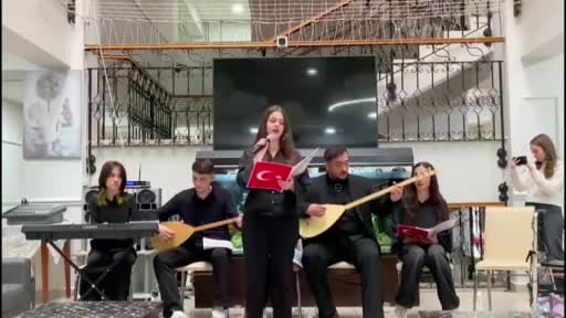 Lise öğrencilerinden oluşan koro, milli ve manevi değerleri ezgilerle yaşatıyor
