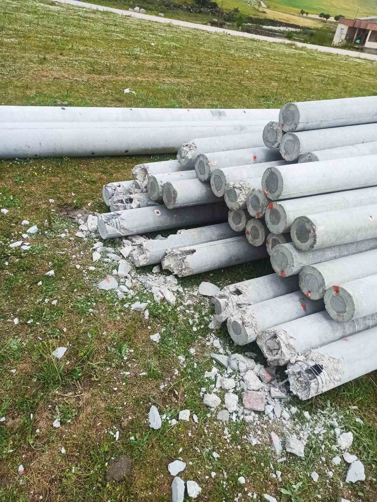 MAHALLEYE SEVK EDİLEN ÇOK SAYIDA BETON DİREĞİN HENÜZ DİKİM İŞLEMİ YAPILMADAN KIRILARAK...