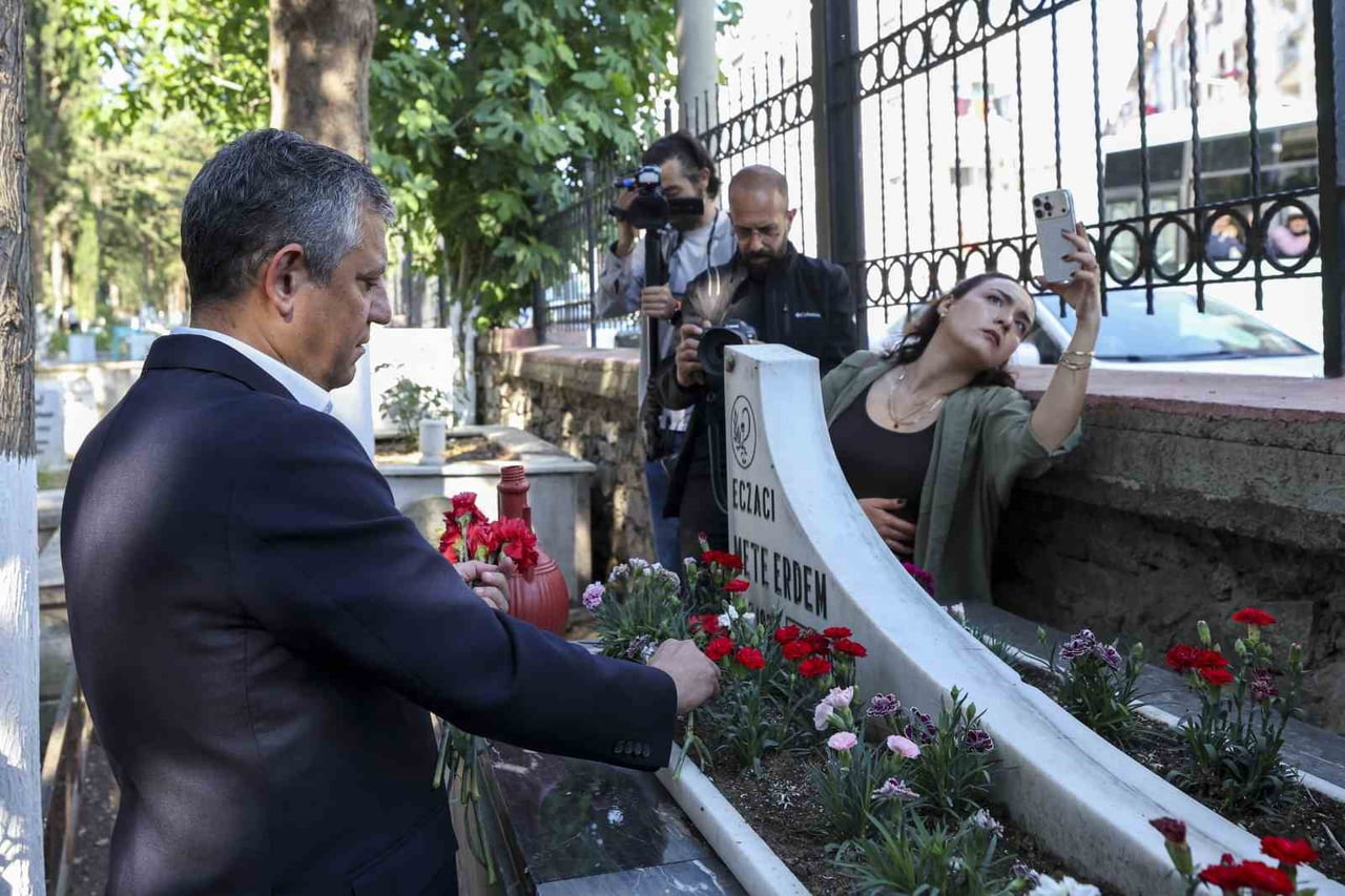 MAHKEME KARARIYLA CUMHURİYET HALK PARTİSİ GENEL BAŞKANLIĞI GÖREVİNDEN ALINAN CHP GRUP BAŞKANI VE...