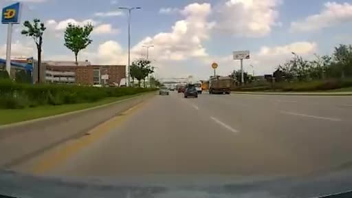 Makas atan kamyonet zincirleme kazaya neden oldu