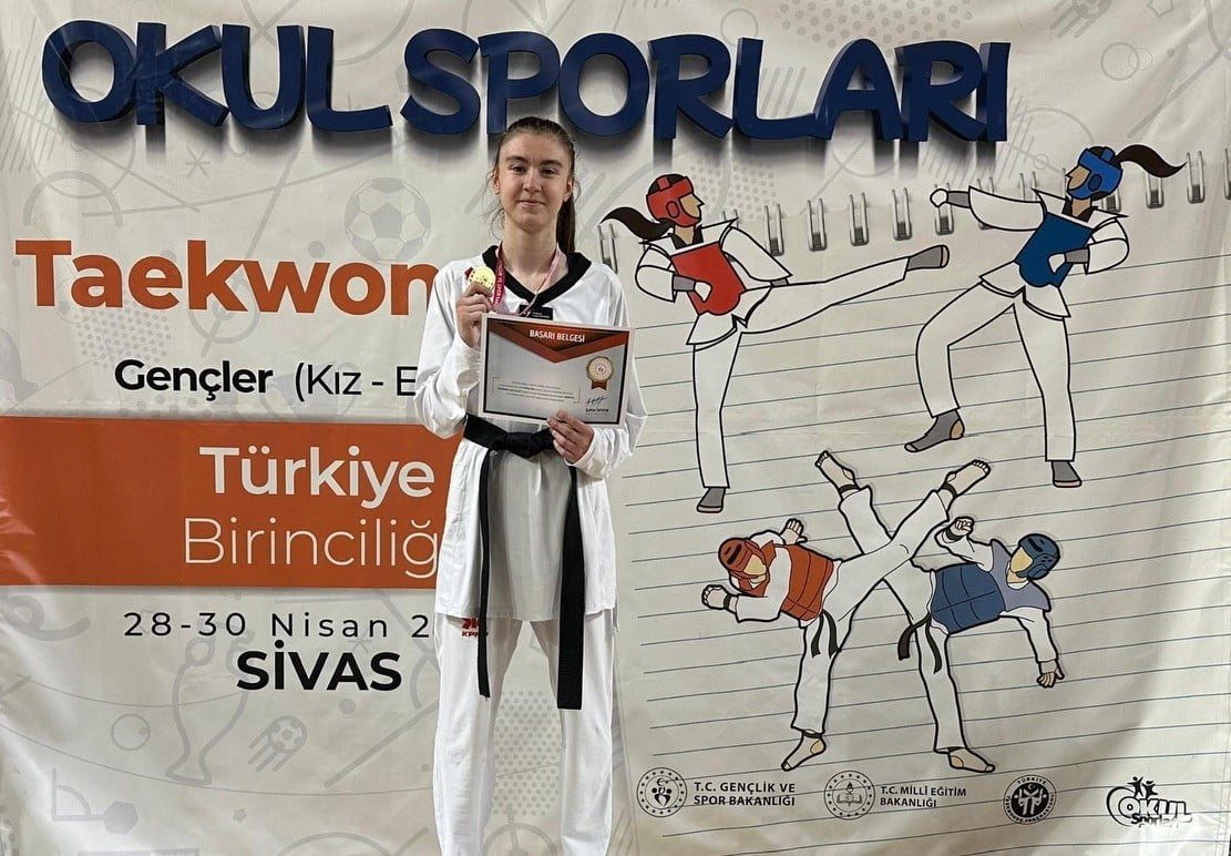 MAKEDONYA'DA DÜZENLENEN ULUSLARARASI TEKVANDO ŞAMPİYONASINDA ALTIN MADALYA KAZANAN NAİLE NUR...