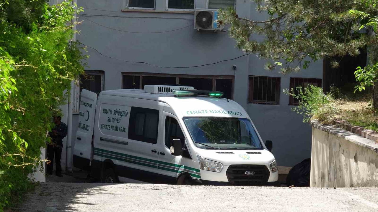 MALATYA'DA 18 YAŞINDAKİ GENÇ KIZ PARKTA ÖLÜ BULUNDU
