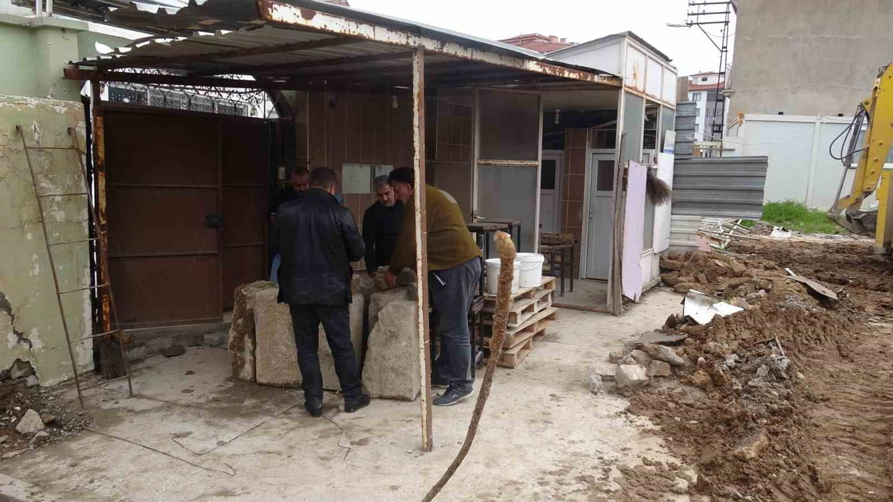 MALATYA'DA DEPREMDE YIKILAN BİR CAMİNİN ENKAZINDA İŞ MAKİNESİYLE KAÇAK KAZI YAPILDIĞI VE ALTIN...