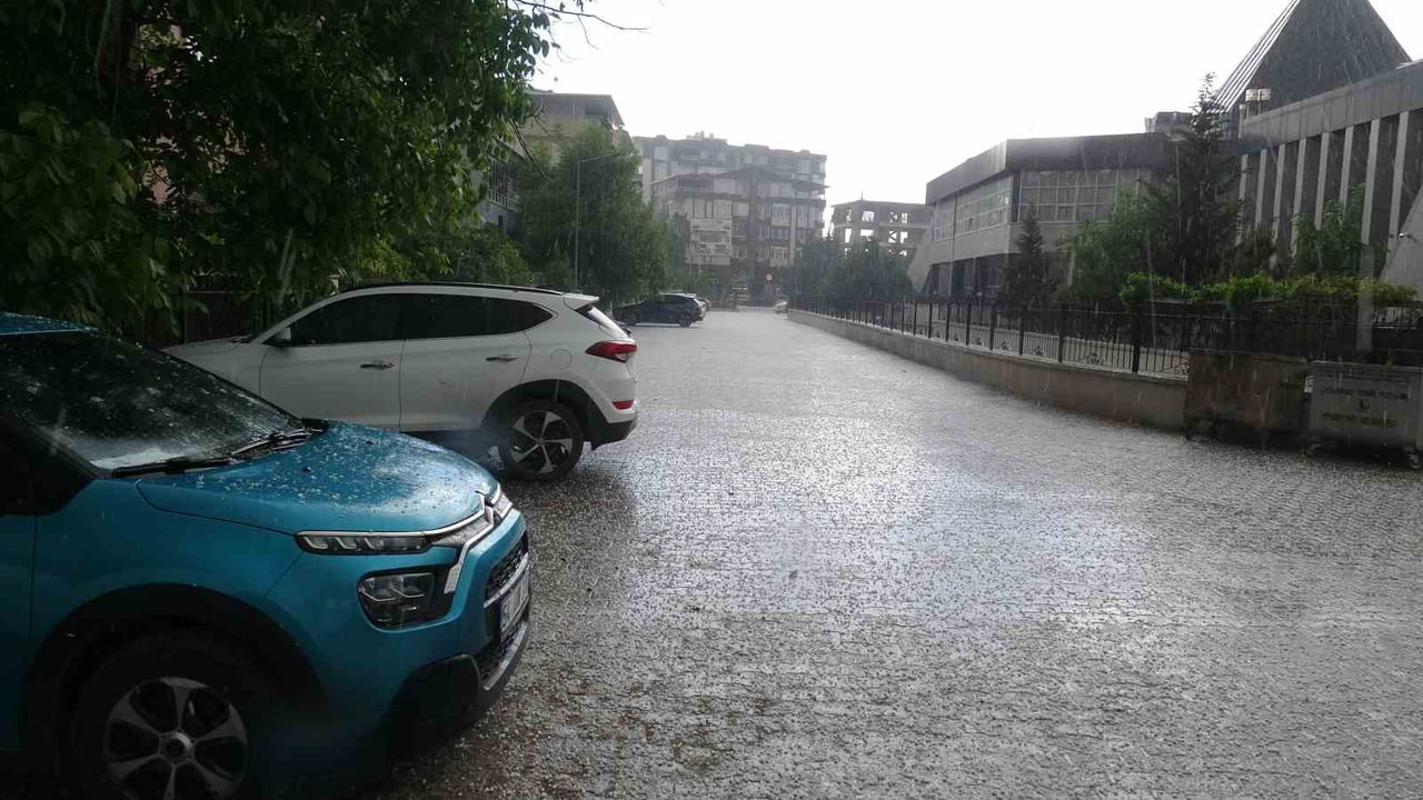 MALATYA'DA ETKİLİ OLAN DOLU YAĞIŞI HAYATI OLUMSUZ ETKİLEDİ