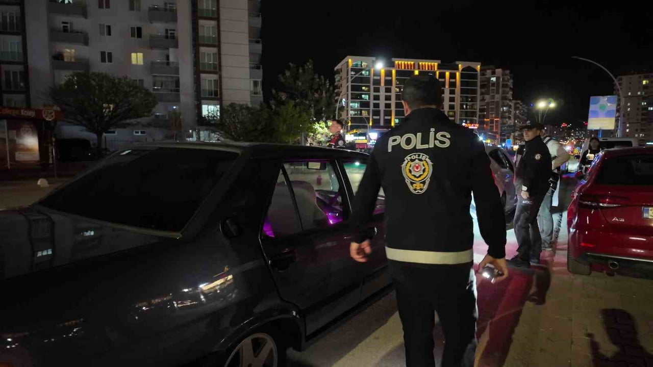 MALATYA'DA HUZUR VE GÜVEN ORTAMININ SAĞLANMASI VE KAMU DÜZENİNİN KORUNMASI AMACIYLA 13 İLÇEDE EŞ...