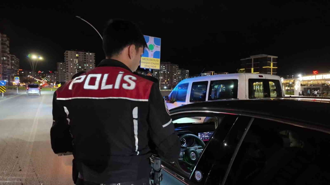 MALATYA'DA HUZUR VE GÜVEN ORTAMININ SAĞLANMASI VE KAMU DÜZENİNİN KORUNMASI AMACIYLA 13 İLÇEDE EŞ...