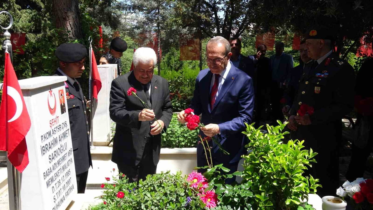 MALATYA'DA KENT PROTOKOLÜ, ŞEHİR MEZARLIĞI'NDAKİ ŞEHİTLİĞİ ZİYARET EDEREK ŞEHİT KABİRLERİNE...