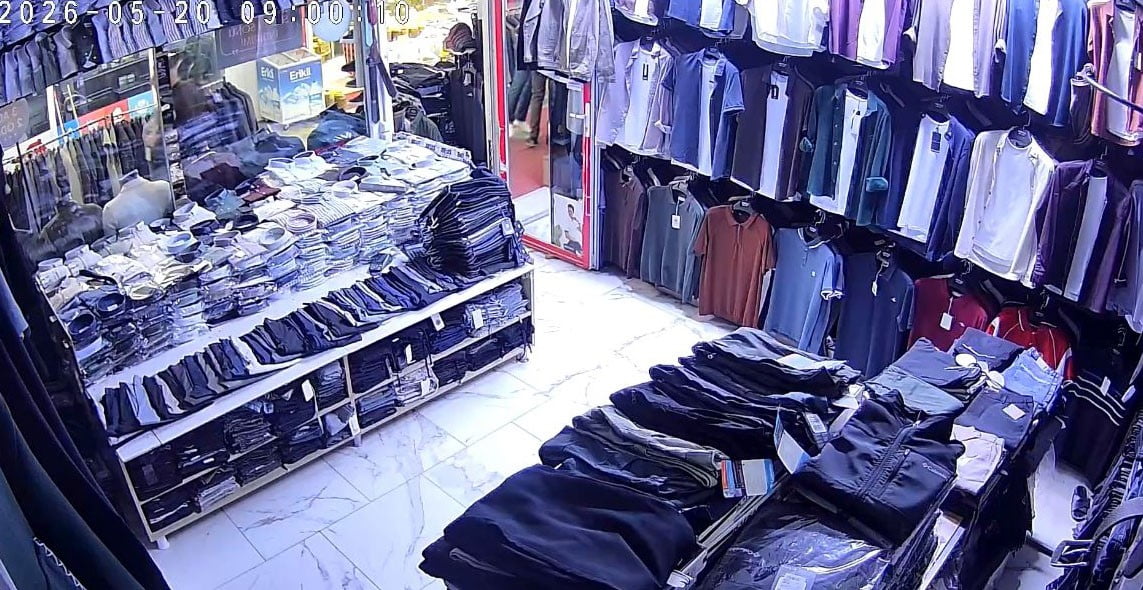 MALATYA'DA MEYDANA GELEN 5,6 BÜYÜKLÜĞÜNDEKİ DEPREM, BİR MAĞAZADAKİ VE BİR YOLU GÖREN GÜVENLİK...