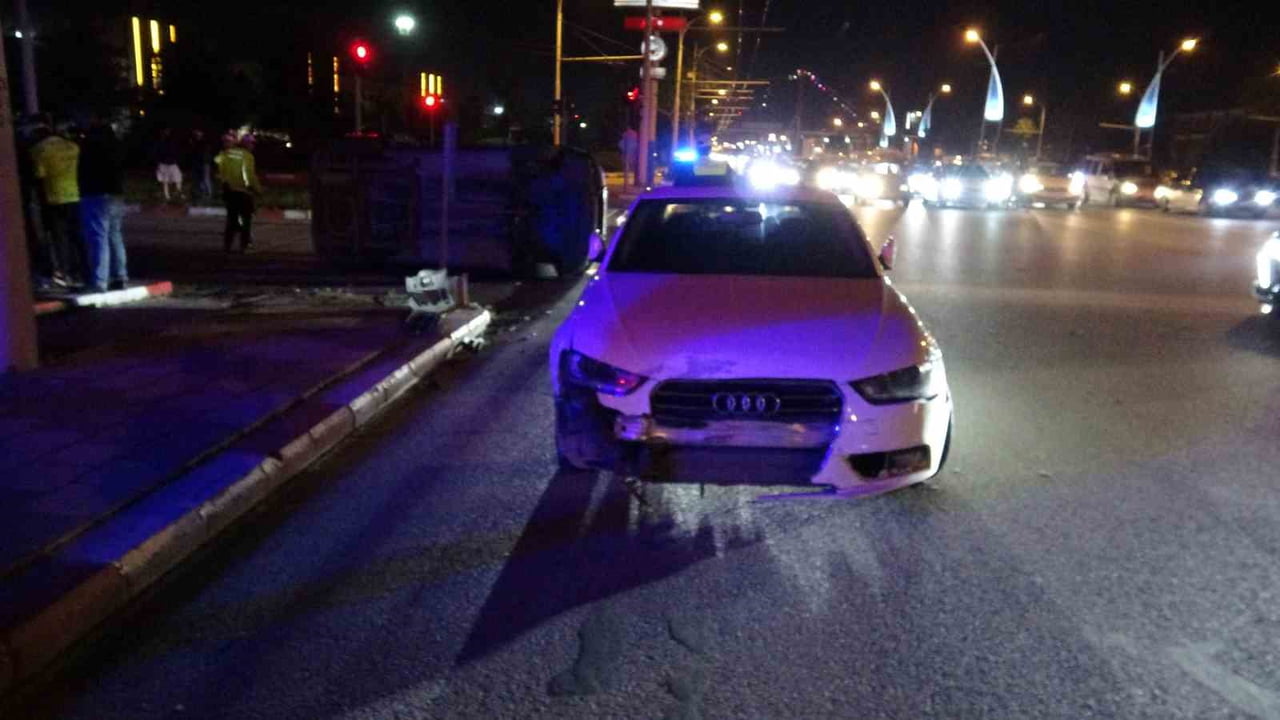 MALATYA'DA OTOMOBİL İLE ÇARPIŞAN HAFİF TİCARİ ARAÇ DEVRİLEREK YAN YATTI. KAZADA BİR ÇOCUK HAFİF...