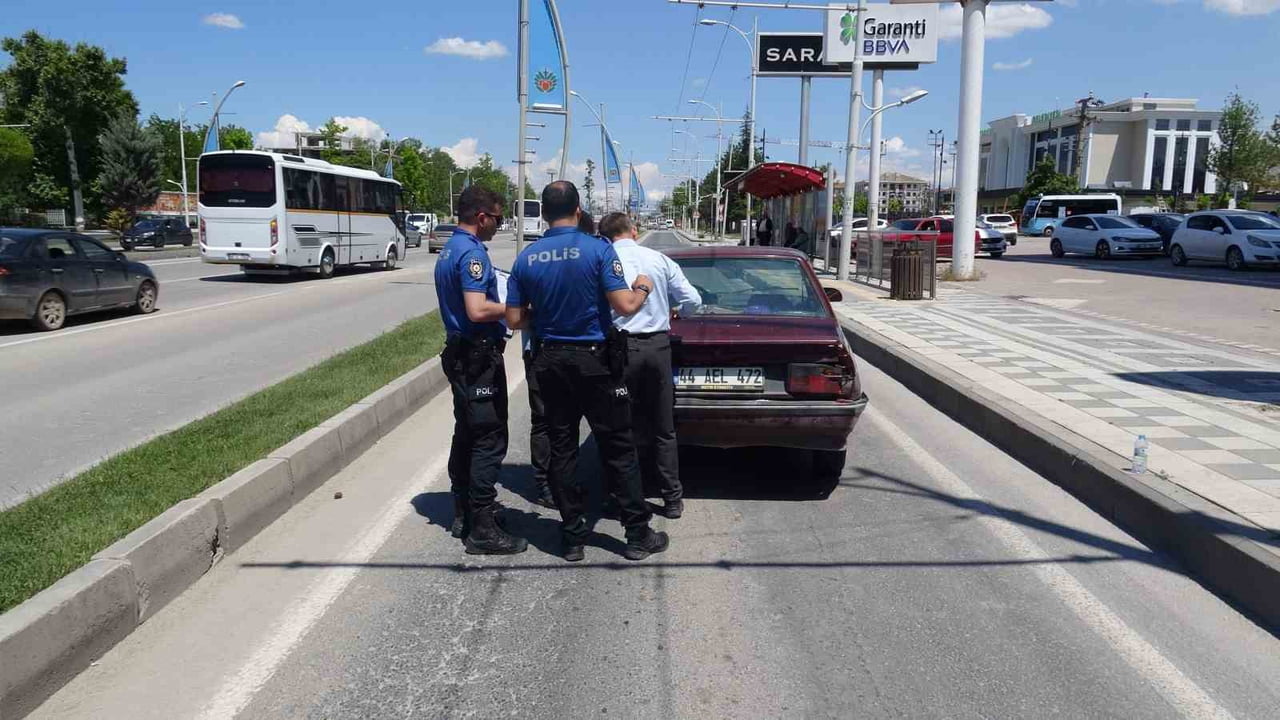 MALATYA'DA YOLCU OTOBÜSÜ İLE OTOMOBİLİN KARIŞTIĞI TRAFİK KAZASINDA 5 KİŞİ YARALANDI.