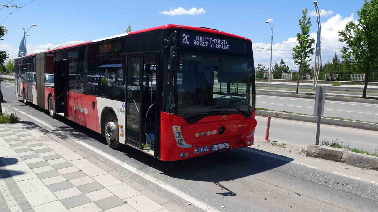 MALATYA'DA YOLCU OTOBÜSÜ İLE OTOMOBİLİN KARIŞTIĞI TRAFİK KAZASINDA 5 KİŞİ YARALANDI.