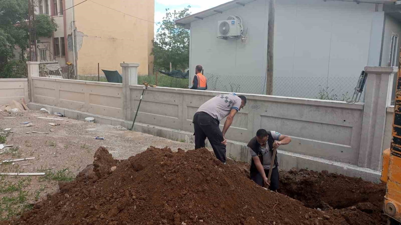 MALATYA'DA YÜRÜTÜLEN ALTYAPI ÇALIŞMASI SIRASINDA İŞ MAKİNESİNİN DOĞALGAZ BORUSUNA ZARAR VERMESİ...