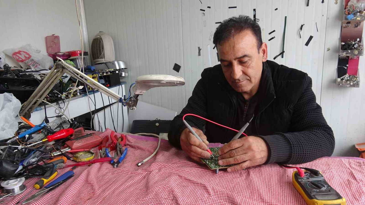 MALATYA'NIN AKÇADAĞ İLÇESİNDE YAKLAŞIK 40 YILDIR TELEVİZYON TAMİRCİLİĞİ YAPAN AHMET ABUŞOĞLU...