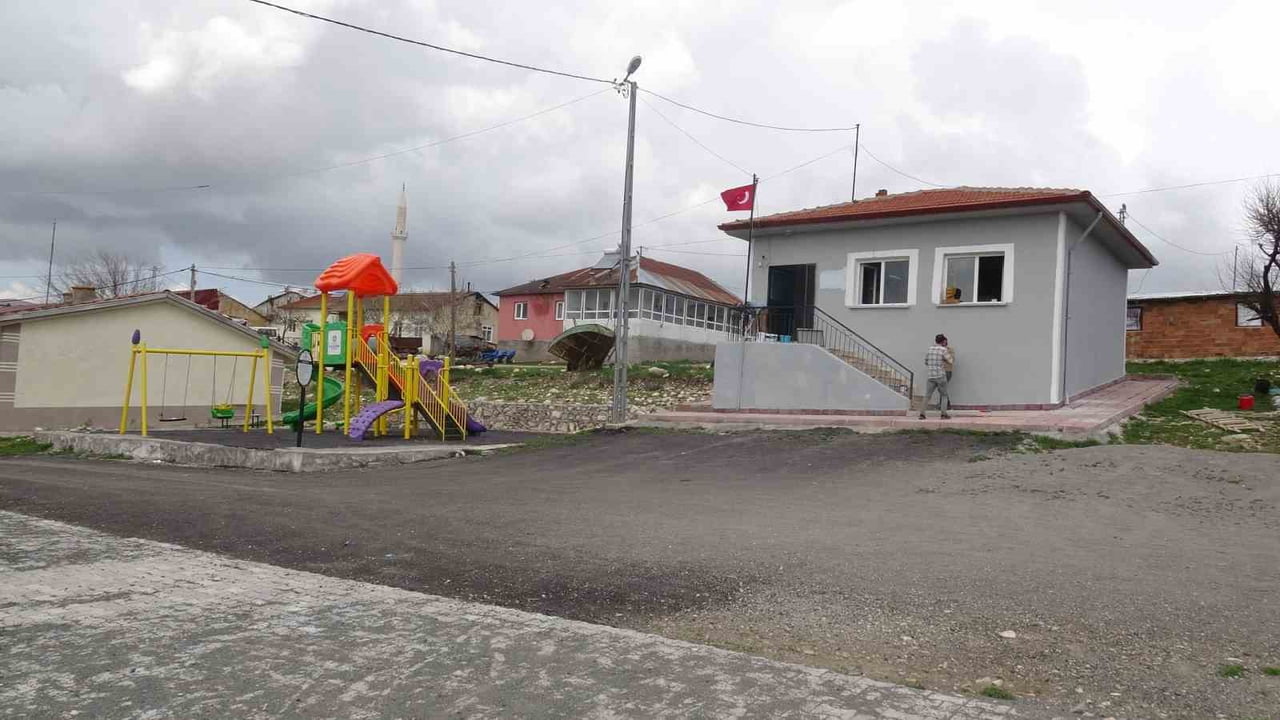 MALATYA'NIN HEKİMHAN İLÇESİNDE İL JANDARMA KOMUTANLIĞI EKİPLERİ TARAFINDAN KÖY OKULUNDA BAKIM...