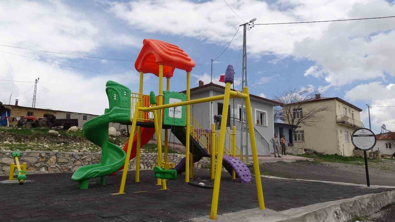 MALATYA'NIN HEKİMHAN İLÇESİNDE İL JANDARMA KOMUTANLIĞI EKİPLERİ TARAFINDAN KÖY OKULUNDA BAKIM...