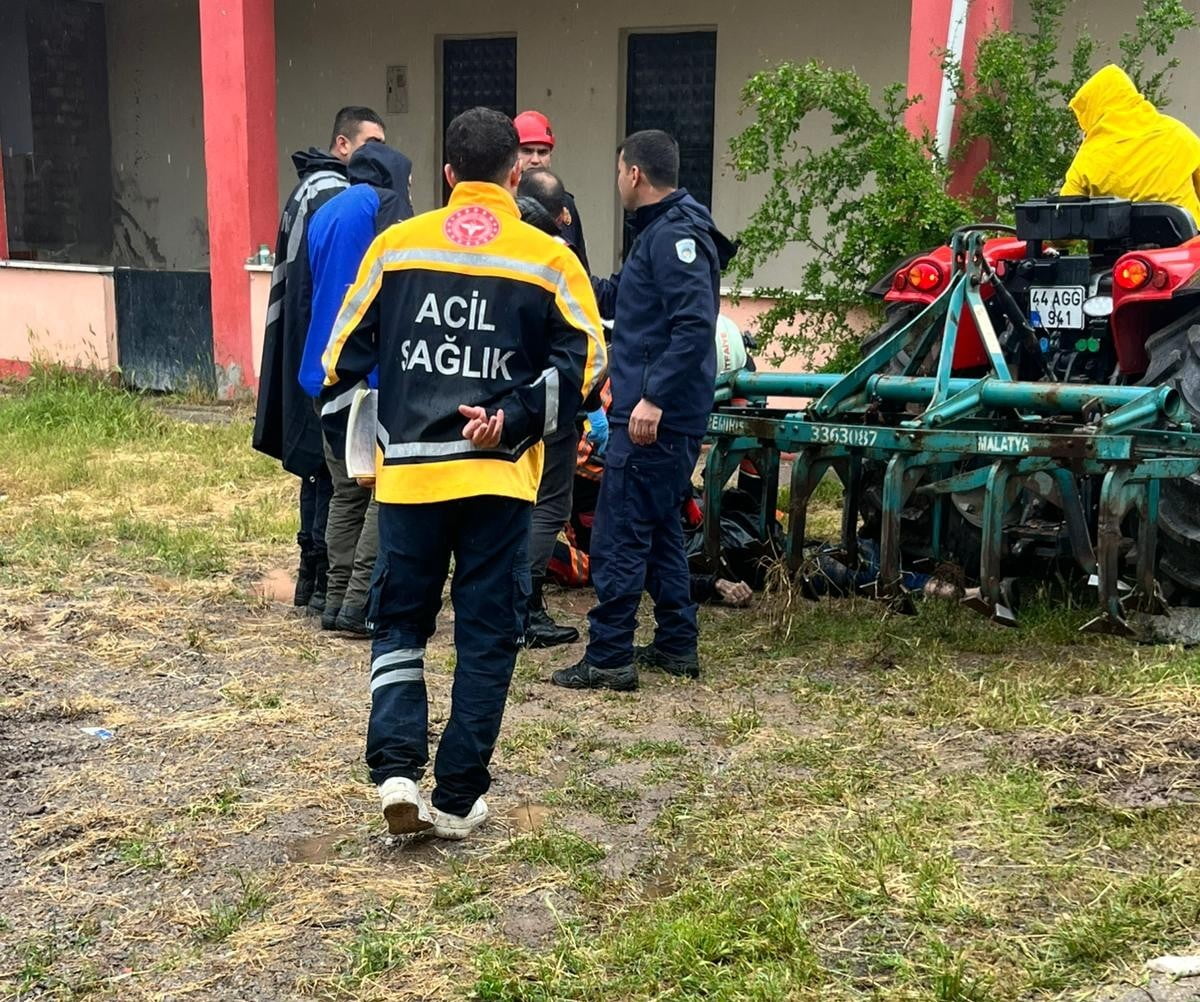 MALATYA'NIN KALE İLÇESİNDE ESKİ MAHALLE MUHTARI, BAHÇEDE TRAKTÖRÜN ALTINDA ÖLÜ BULUNDU.
