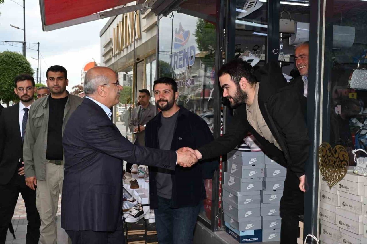 MALATYA BÜYÜKŞEHİR BELEDİYE BAŞKANI SAMİ ER, DEPREM SONRASI SAHADA ÇALIŞMALARI YERİNDE...