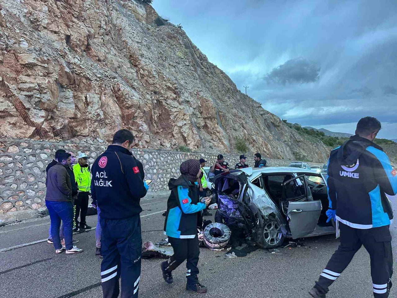 MALATYA’DA İKİ OTOMOBİL KAFA KAFAYA ÇARPIŞTI: 1’İ AĞIR 8 YARALI