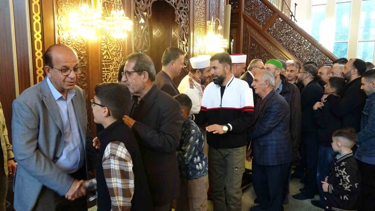 MALATYA’DA VATANDAŞLAR BAYRAM NAMAZI İÇİN CAMİLERE AKIN ETTİ