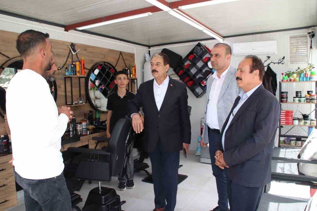 MALATYA ESNAF VE SANATKARLAR ODALARI BİRLİĞİ (MESOB) BAŞKANI ŞEVKET KESKİN, BERABERİNDEKİ ESNAF...