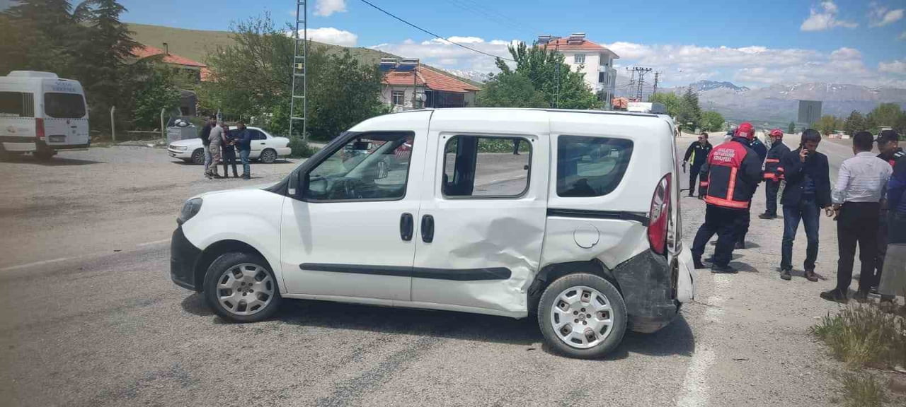 MALATYA’NIN DOĞANŞEHİR İLÇESİNDE HAFİF TİCARİ ARAÇ İLE OTOMOBİLİN KARIŞTIĞI TRAFİK KAZASINDA 2...