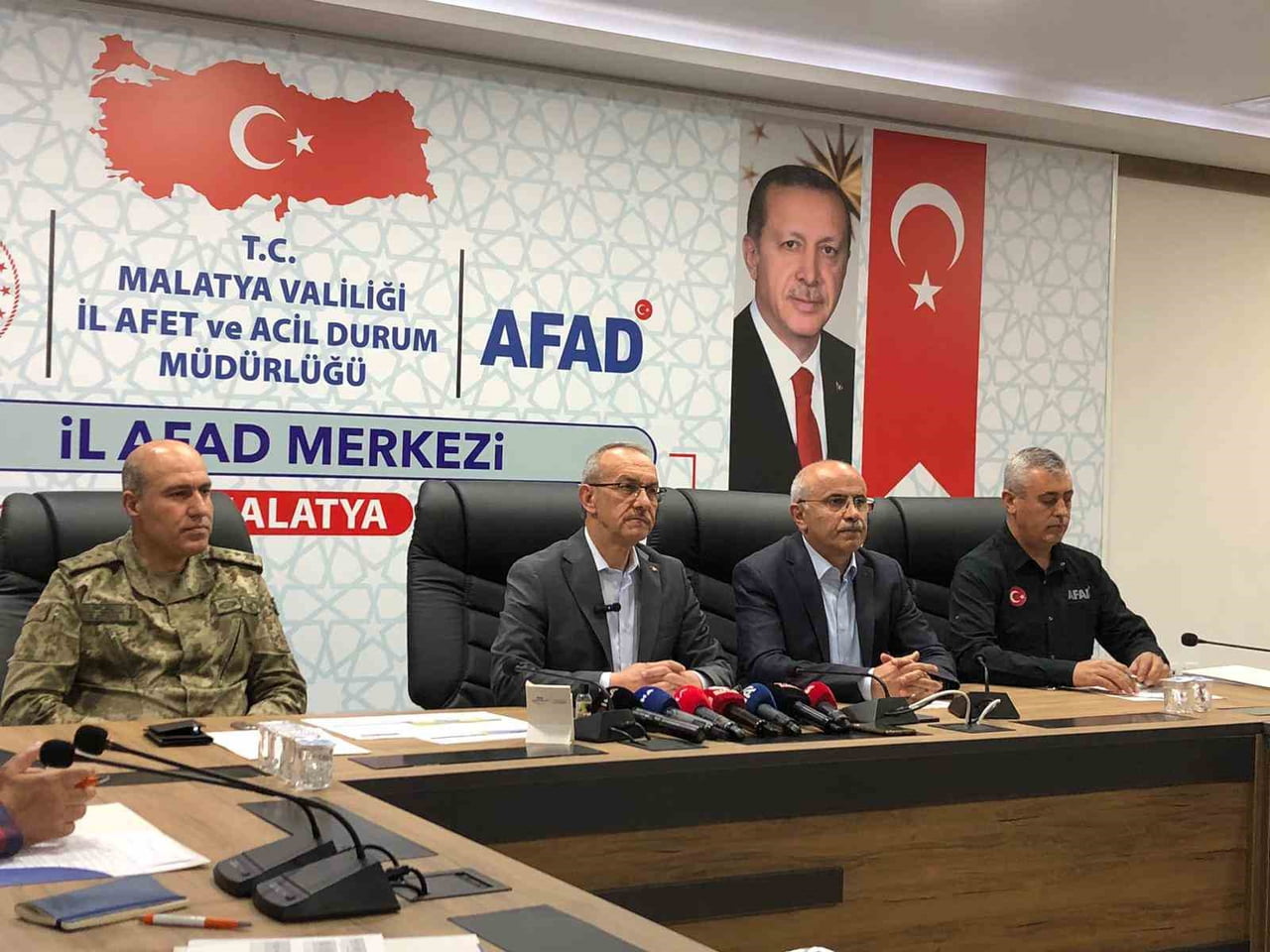 MALATYA VALİSİ SEDDAR YAVUZ (SOLDAN İKİNCİ), AFET KOORDİNASYON MERKEZİ'NDE AÇIKLAMALARDA...