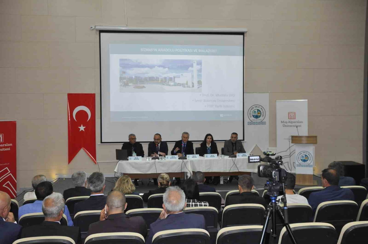 MALAZGİRT İLÇESİNDE DÜZENLENEN SEMPOZYUMDA, MALAZGİRT RUHU VE TÜRK MİLLETİNİN HAFIZA MEKÂNLARI...