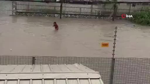 Malezya'nın başkenti Kuala Lumpur ve Petaling Jaya şehrinde şiddetli yağışların yol açtığı selde...